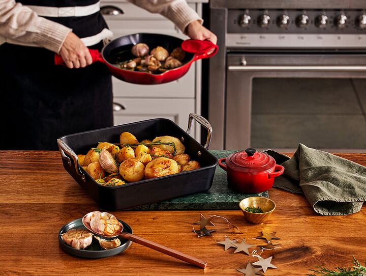 https://www.lecreuset.fi/on/demandware.static/-/Library-Sites-lc-sharedLibrary/default/dw6819e305/images/content-recipes/HD_720/LC_20211124_ZA_RC_DT_r0000000001876_ENG.jpg
