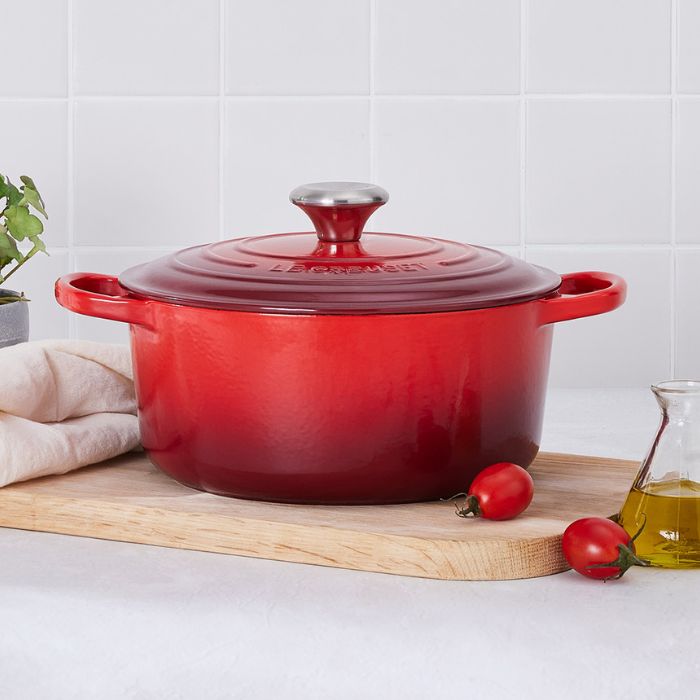 https://www.lecreuset.fi/on/demandware.static/-/Library-Sites-lc-sharedLibrary/default/dwd718be07/images/2023/H2/Evergreen/Care%20for%20your%20Le%20Creuset/careforyourcookware3.jpg